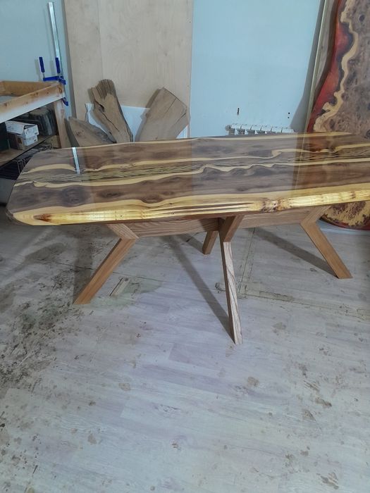 Продаю стол обеденный