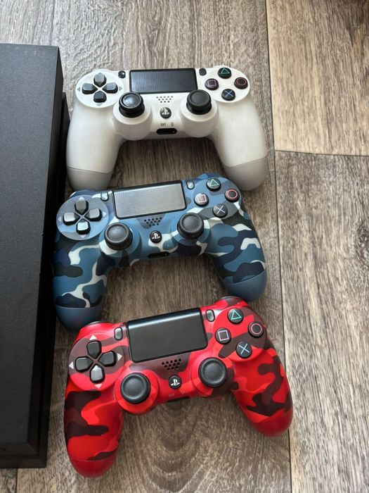 Продам пс4 с играми и геймпадами