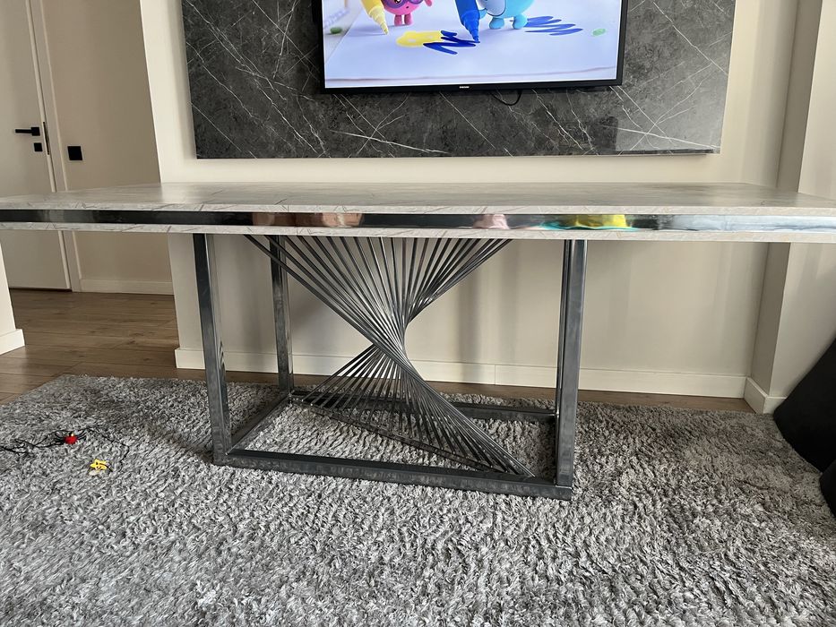 Продается стол для гостиной