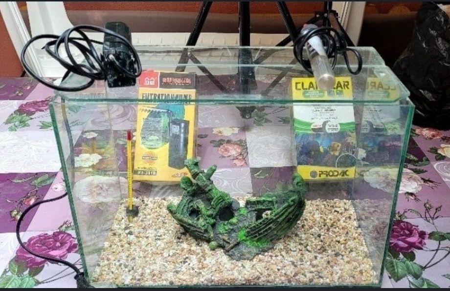 Аквариум с нагревател и термометър