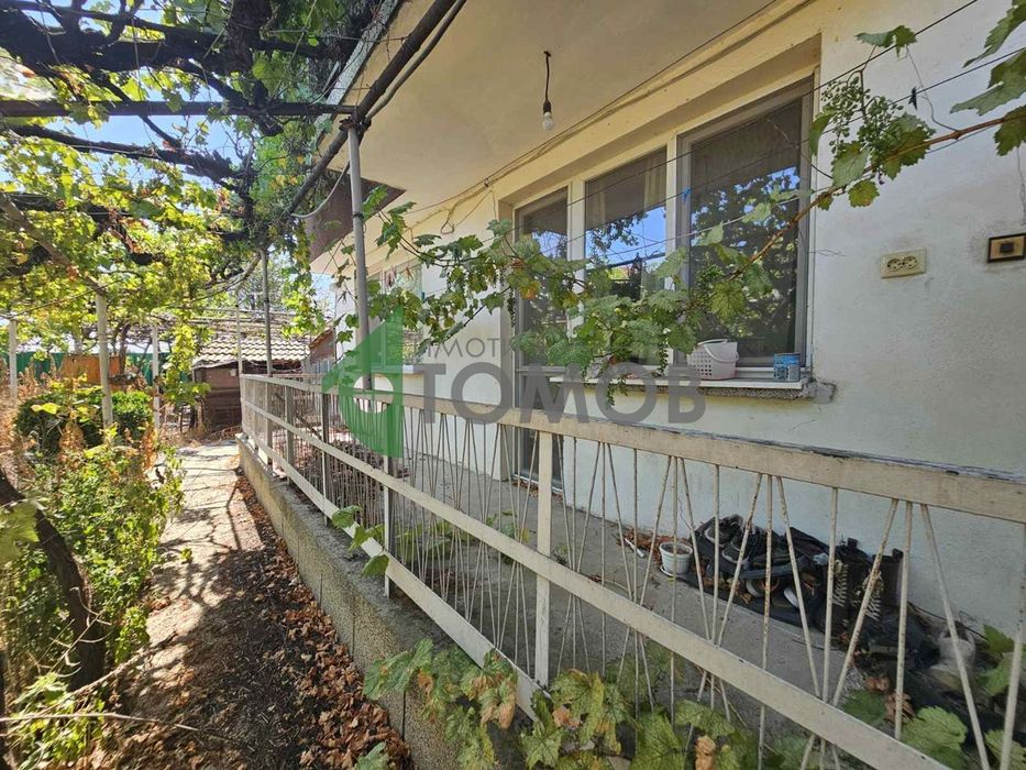 Здрава триетажна къща в село Загоре