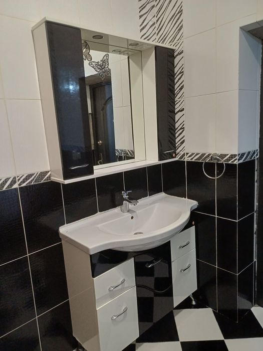 Раковина с зеркалом, шкафом