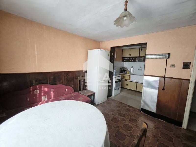 Двуетажна къща с гараж в  кв.Младежки хълм