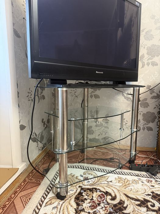 Стеклянная полка под телевизор