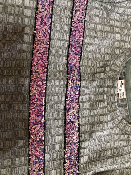 Продаются платья.