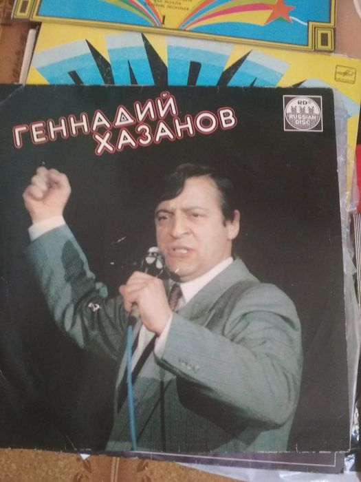 Пластинки разнообразные,есть зарубежные исполнители  много сказок для