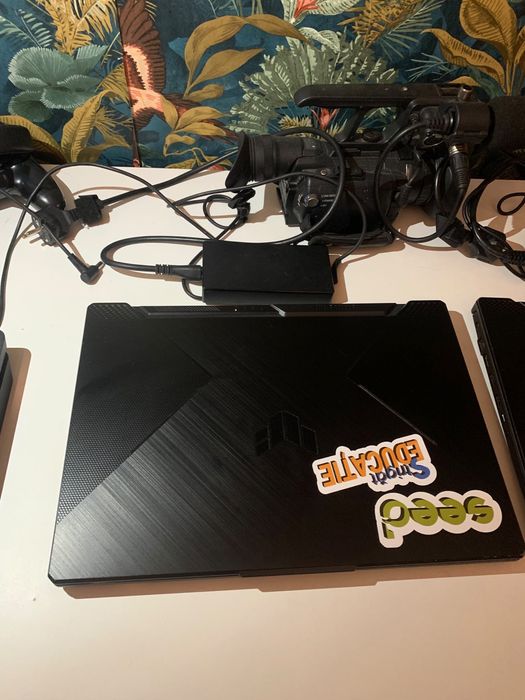 2 laptopuri gaming nvidia