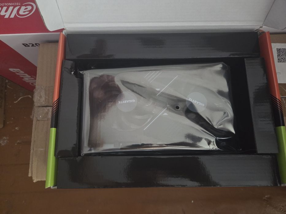 Продам видео карту gigabit rtx 5060