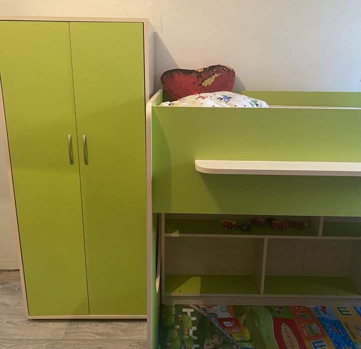 Детская кроватка и шкаф