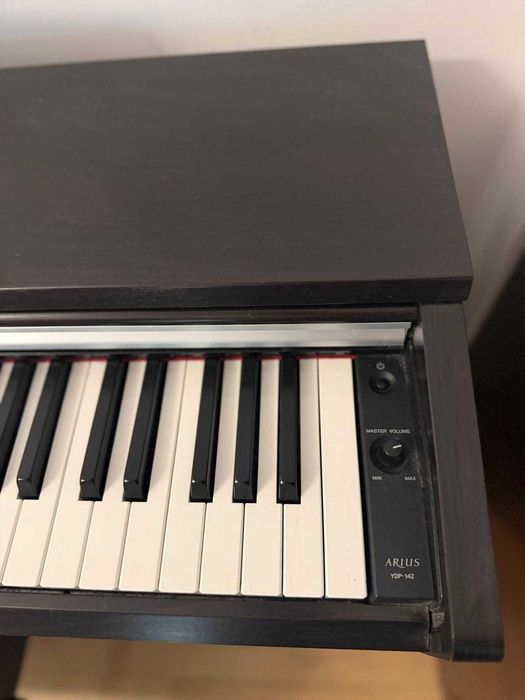 Pian digital Yamaha Arius YDP-142R + bancheta
