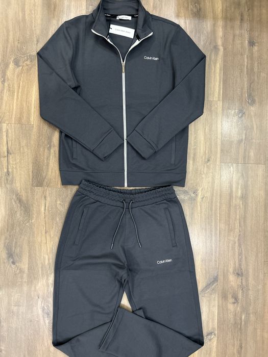 Екип на Calvin Klein