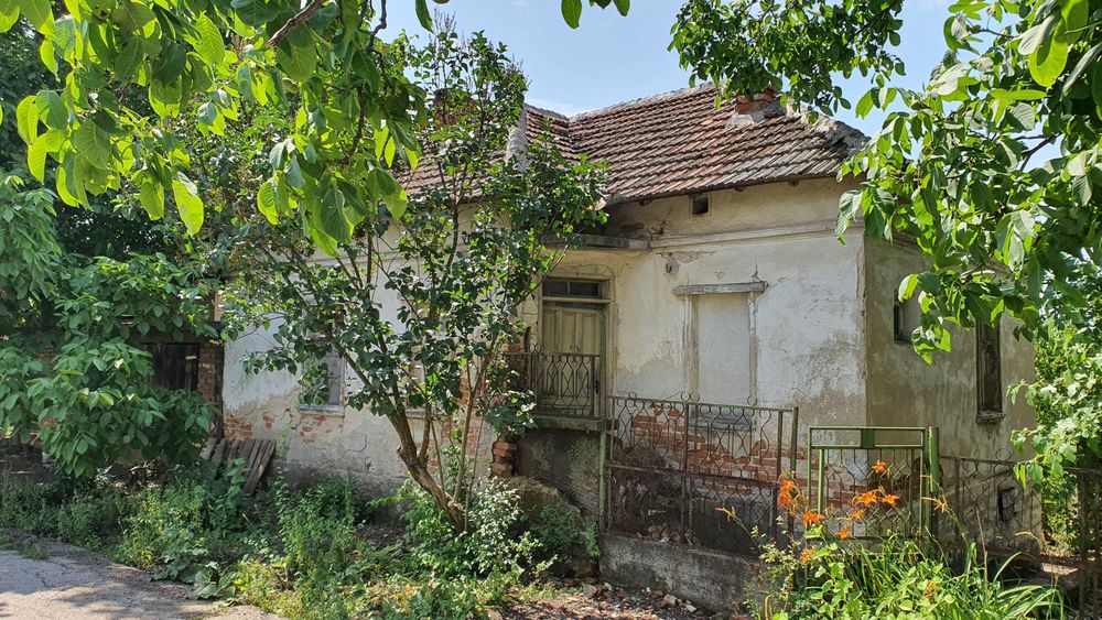 Къща с двор и двуетажна постройка в с. Ивановци, Видин