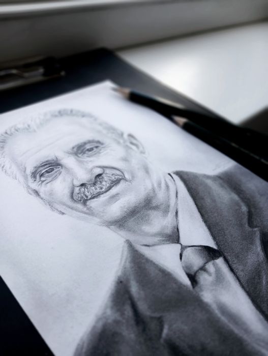 Realizez portrete în creion, alb-negru sau color