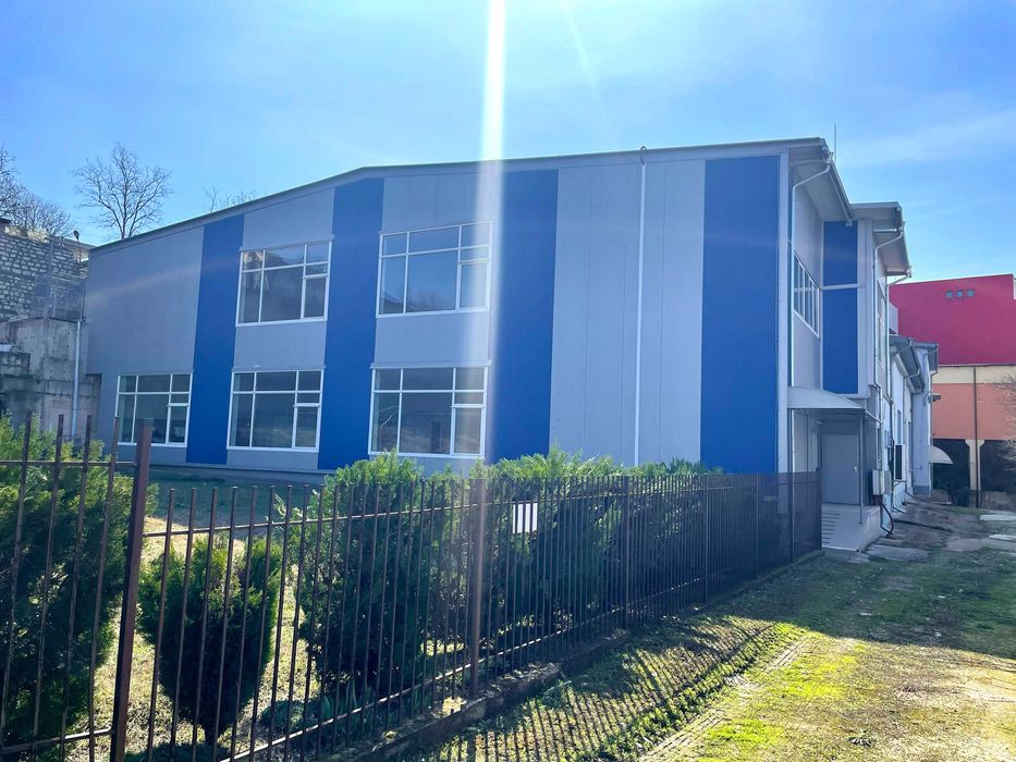 Продава промишлена сграда с голям двор, паркинг+120 кв. фотоволтаик