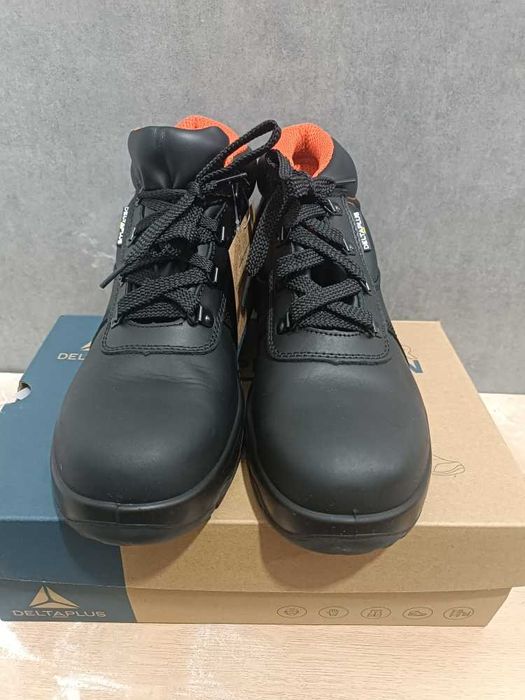 Рабочие ботинки.