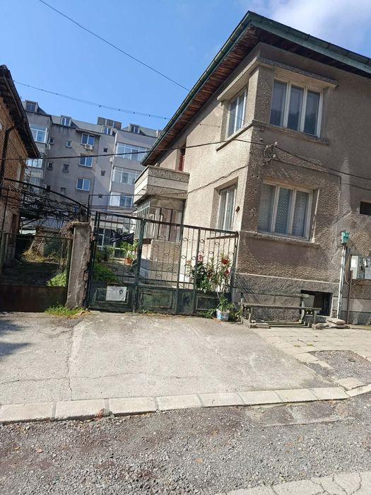 Къща с двор и допълнителни постройки