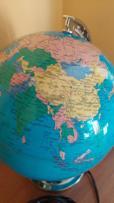 Светещ глобус на английски език