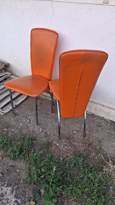 2 scaune piele, portocaliu cu structură metalică  cromată