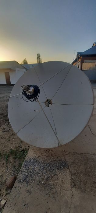 Спутниковая антенна, тюнер и пульт, головка в комплекте.