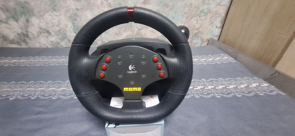 Продается Игравой руль Logitech MOMO для ПК.