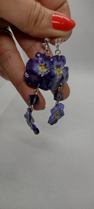 Обеци с естествен цвят на градински теменужки.