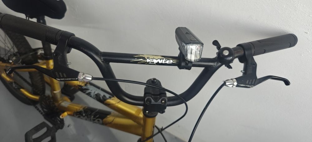 Bicicletă Copii BMX 18" Avigo Blaze Ignite – Complet Echipată (Far, Stop, Sonerie)