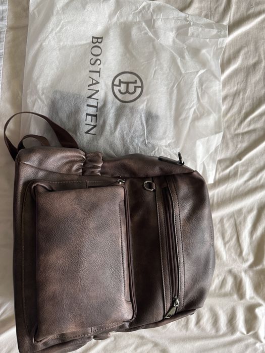 Дамска кожена раница с много джобове