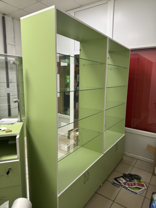 Продам витрины и кассовый шкаф.