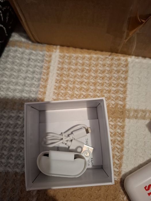 Casti  AirPods , noi,