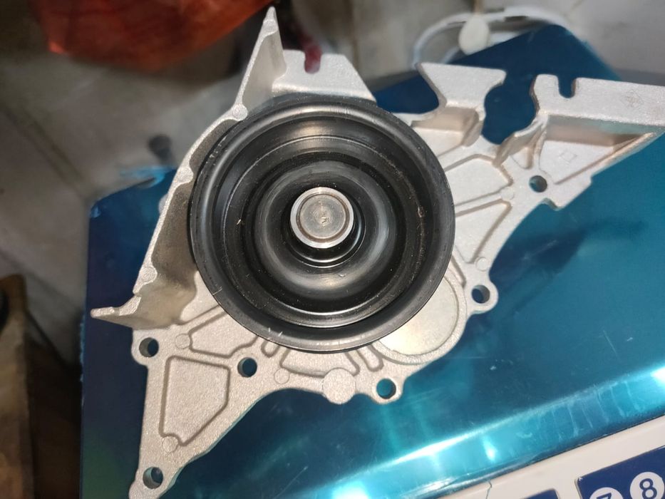 Помпа inna на Ауди а6с5 2.4 2.7,2.8.