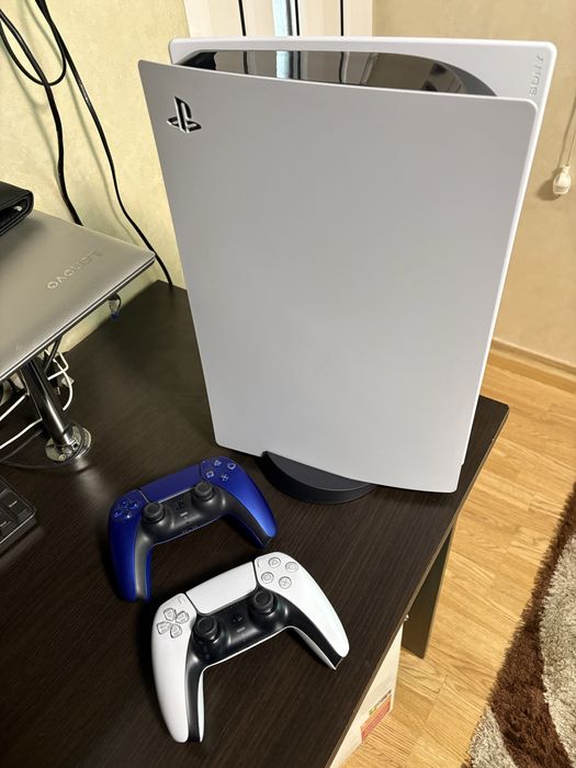 PlayStation 5 , 825GB/Go ,stare impecabila !! Cu doua manete !