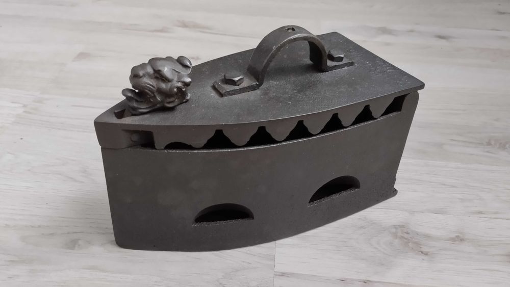 Fier de calcat vechi obiect de colectie sau decor