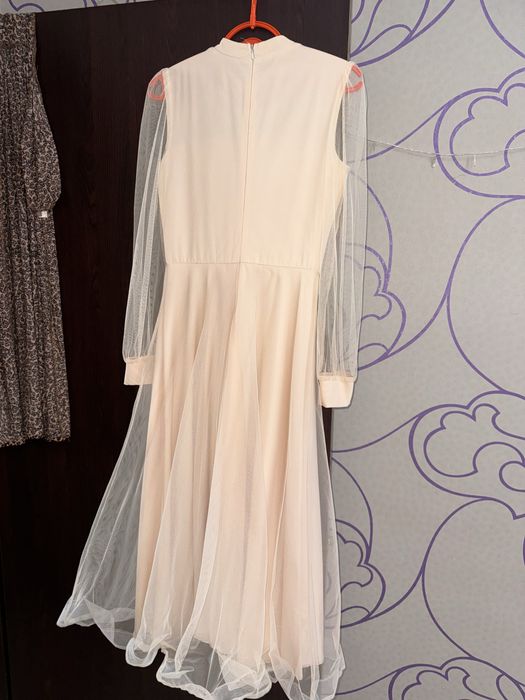 Платье бежевое..