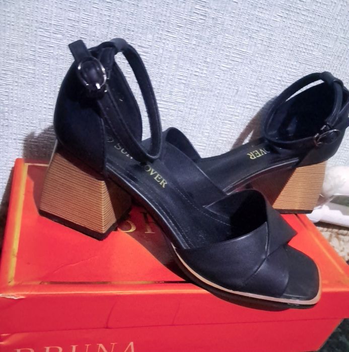 Ayollar uchun ochiq tufli 36 razmer, qulay