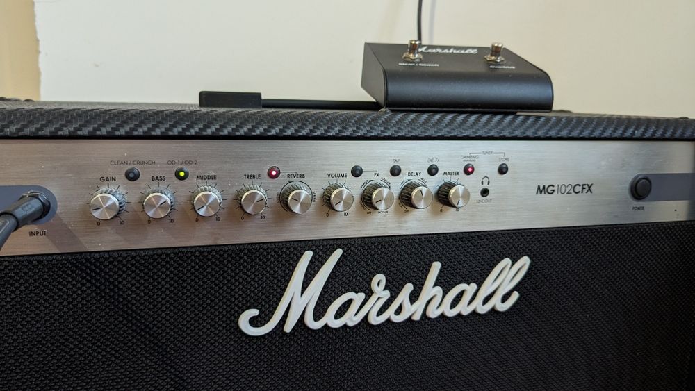 Электрогитара Fernandes и комбоуселитель marshall
