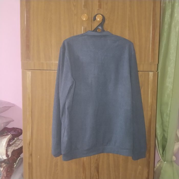 Продам свитер новый