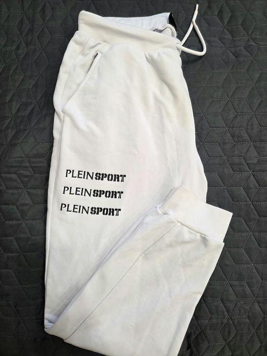 ОРИГИНАЛНО бяло мъжко долнище plein sport, размер L