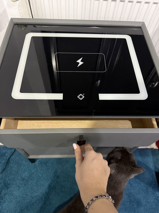 Vand noptiera cu incarcare,boxe care de conecteaza la bluetooth+lumini