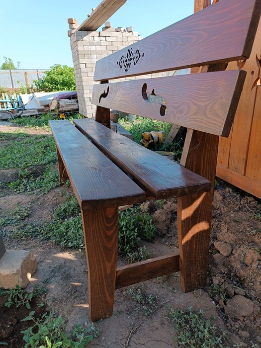 Лавочка шоколадного цвета