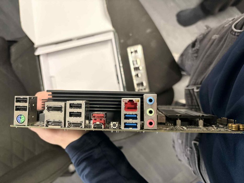 Продавам дънна платка B650M