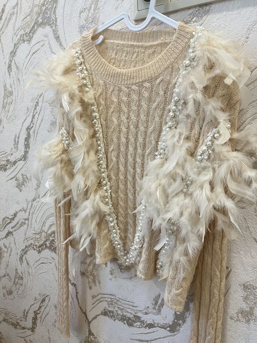 Блуза с естествени пера и перли