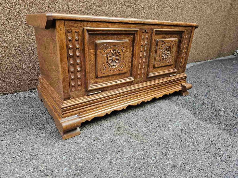 Масивна дъбова ракла с дърворезба