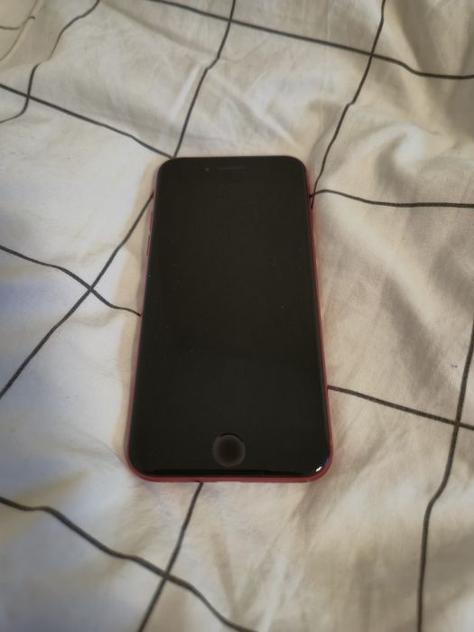 iPhone SE 2020 година