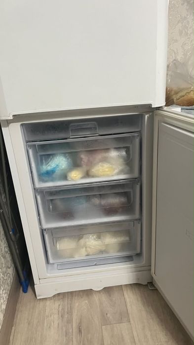 Продам холодильник indesit