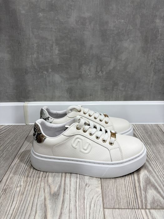 Белые кожаные женские кроссовки