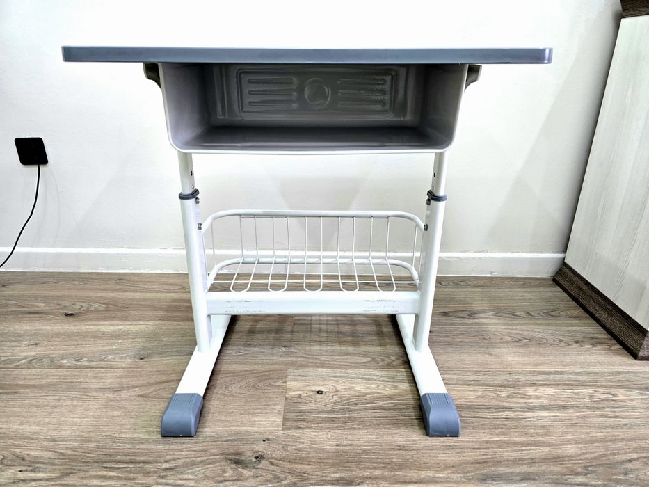 Детский письменный стол и стул