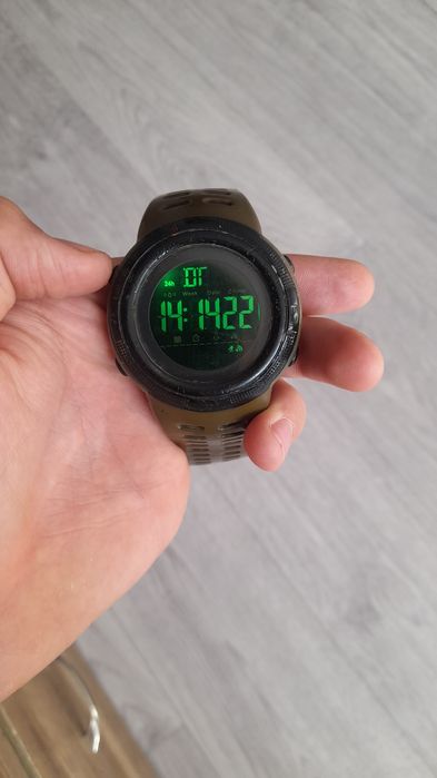 Продам часы в среднем стостояние