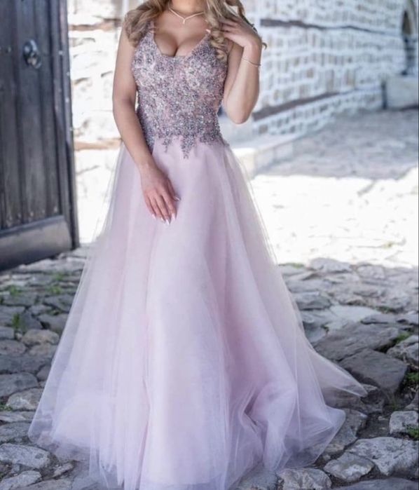 Розова бална рокля