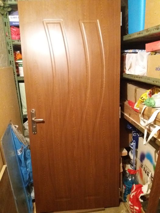 Входна врата с мраморен праг