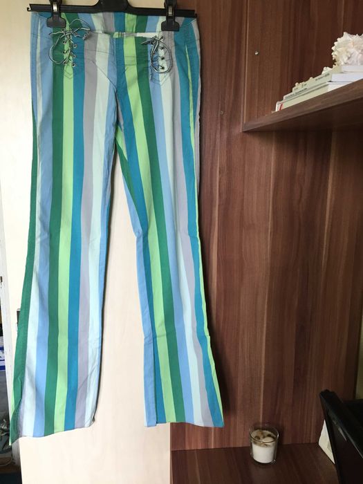 pantaloni colorati cu dungi
